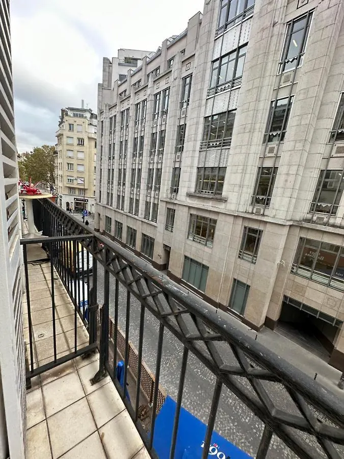 Champs Elysees Apartment 1C Paris