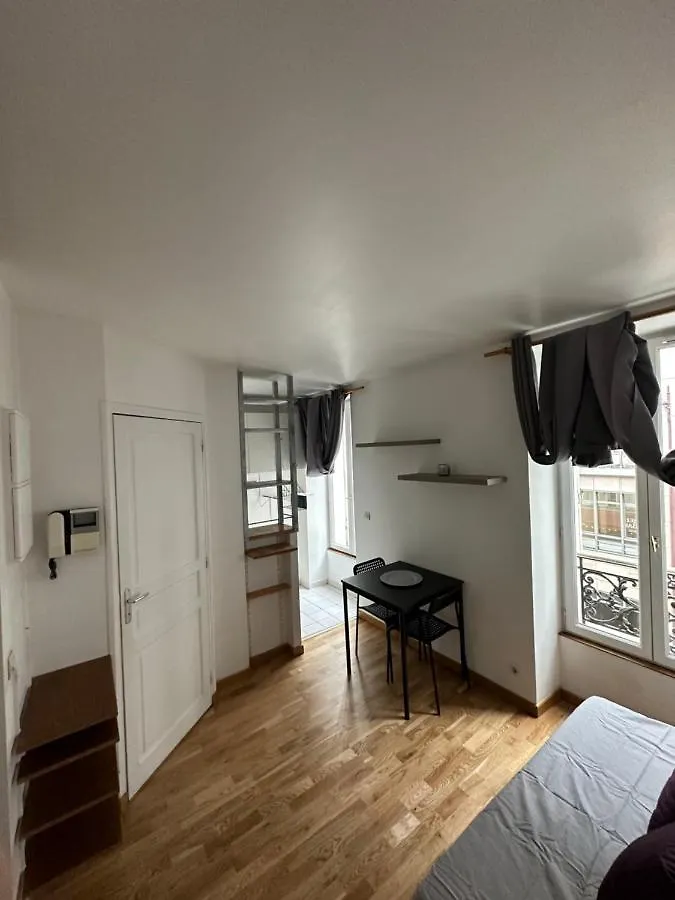 Champs Elysees Apartment 1C Paris